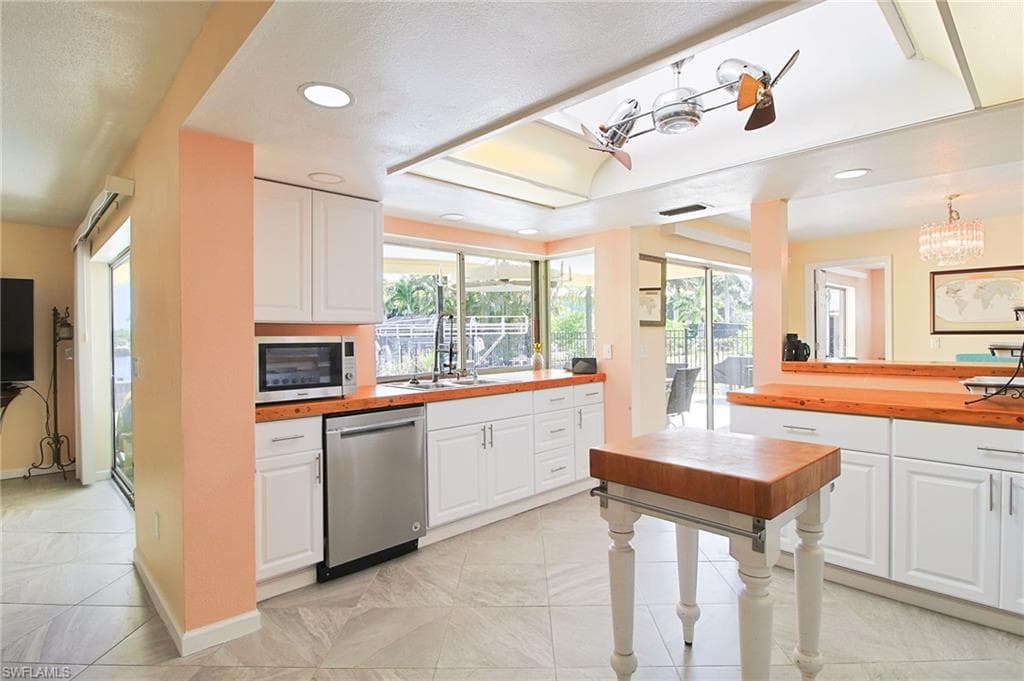 147 Coral DR-26