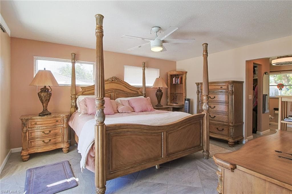 147 Coral DR-32