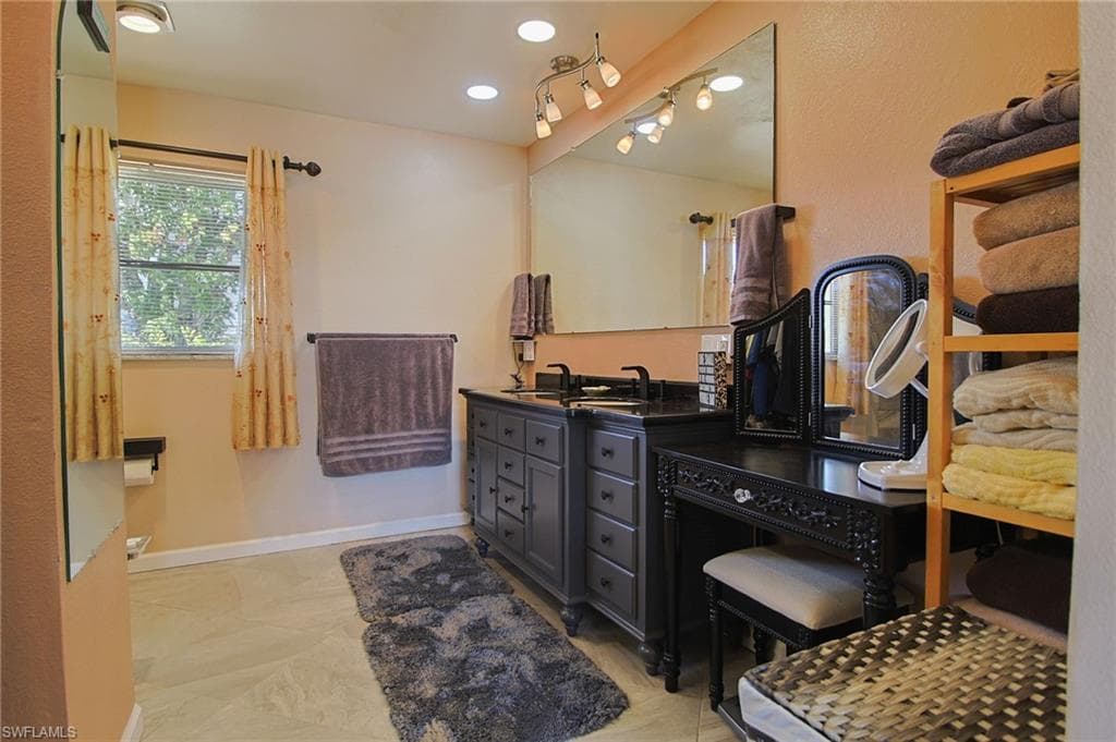 147 Coral DR-34
