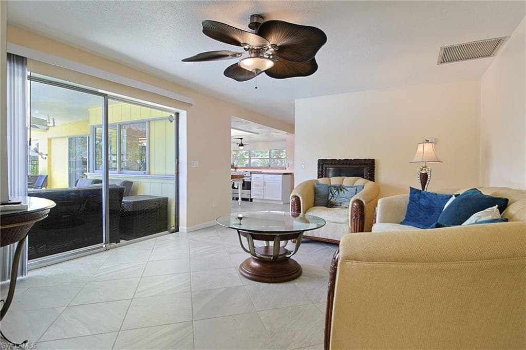 147 Coral DR-37