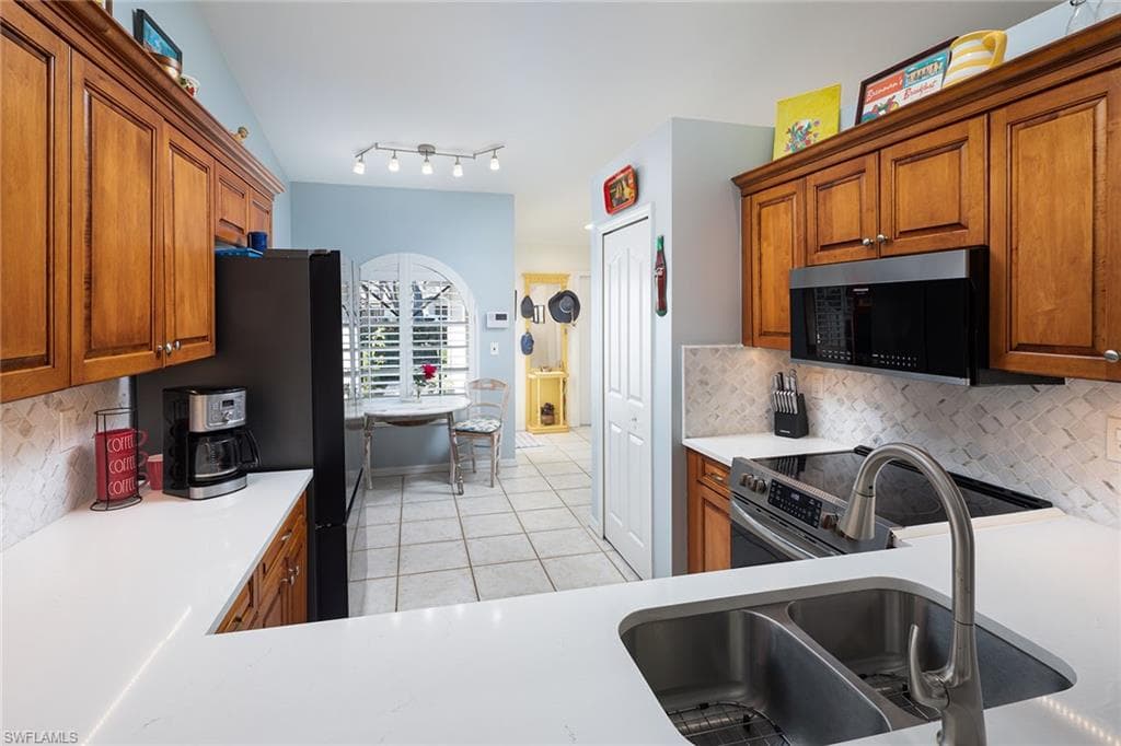 8069 San Vista CIR-8