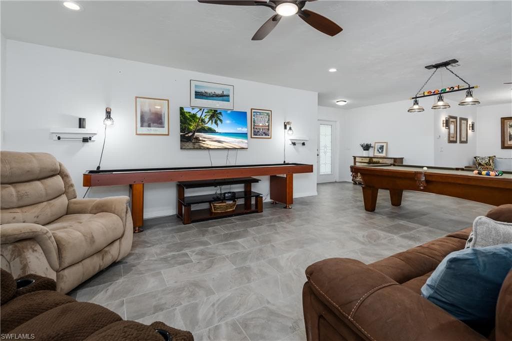 661 Valley DR-12