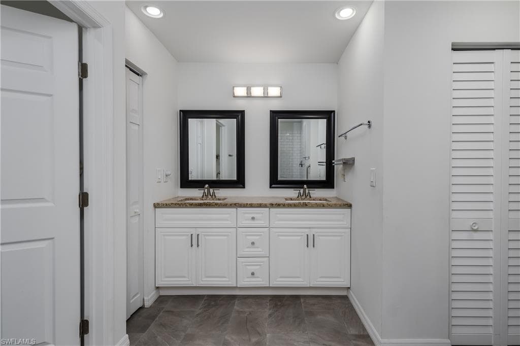 661 Valley DR-18
