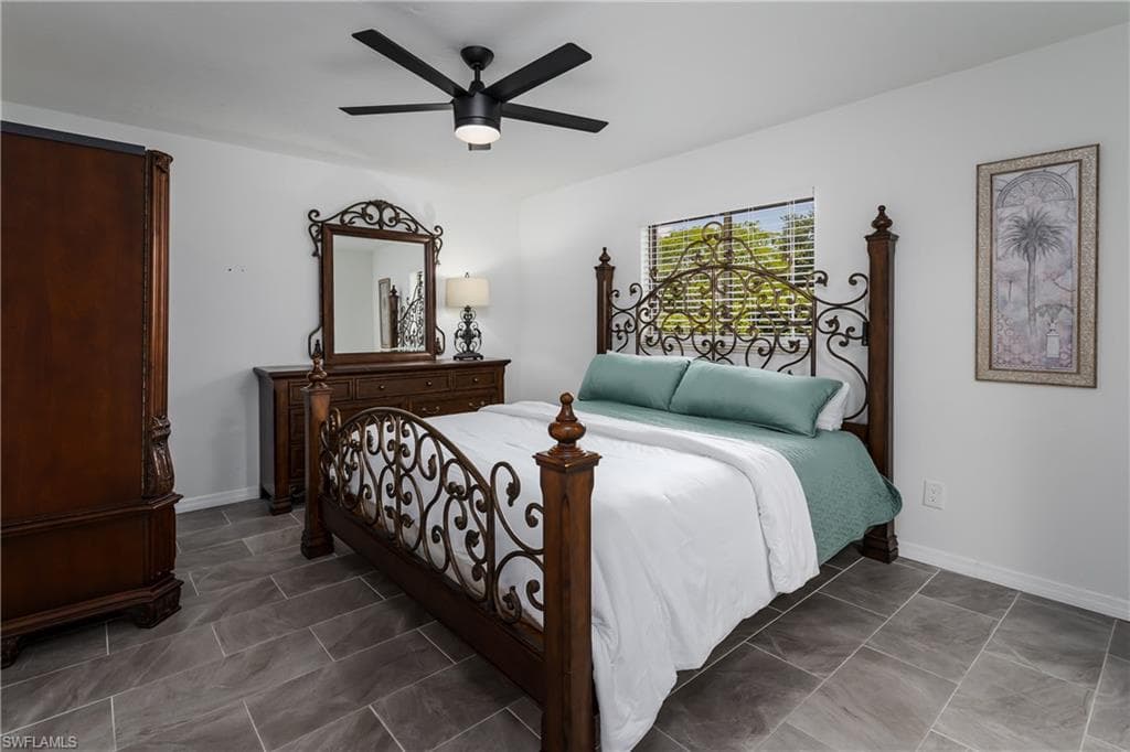 661 Valley DR-25
