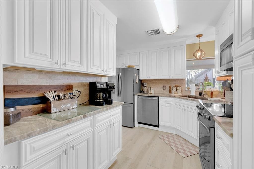 14526 Riverside DR-16