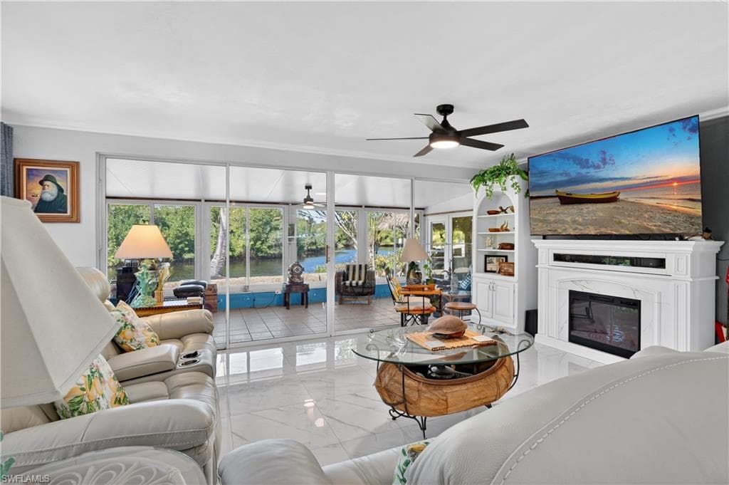 1324 Thompson ST-9