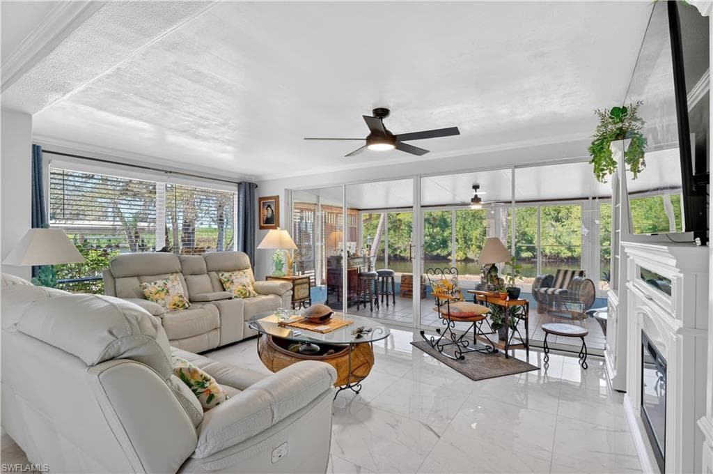 1324 Thompson ST-11