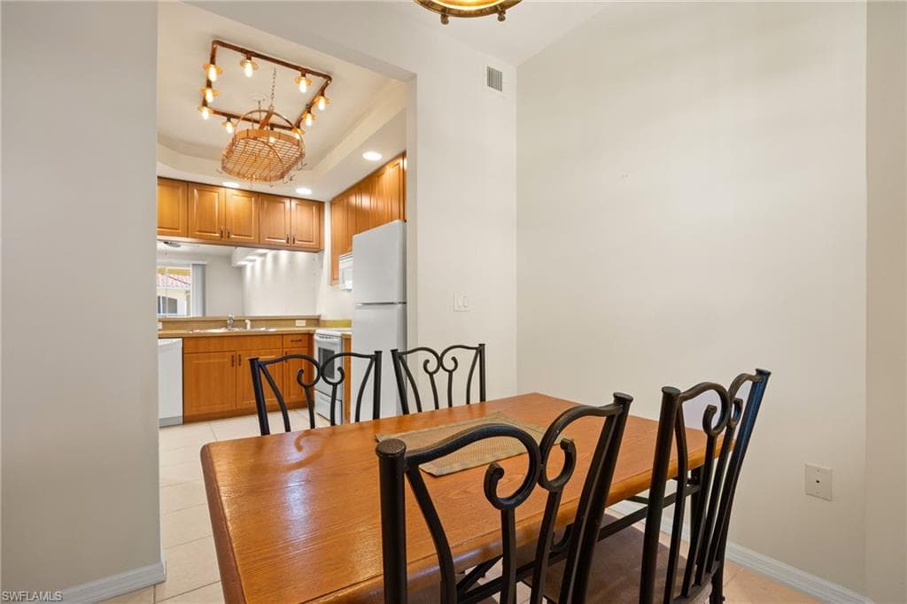 1105 Van Loon Commons CIR 304-8