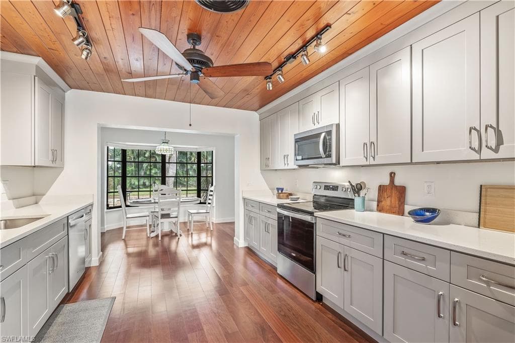 3209 W Riverside DR-9