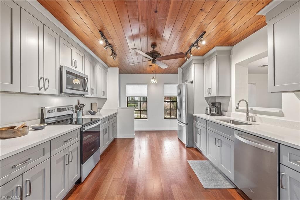 3209 W Riverside DR-10