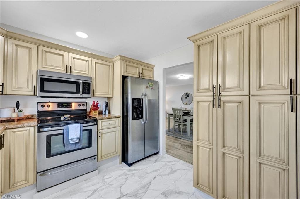 1599 Trafalgar LN O201-5