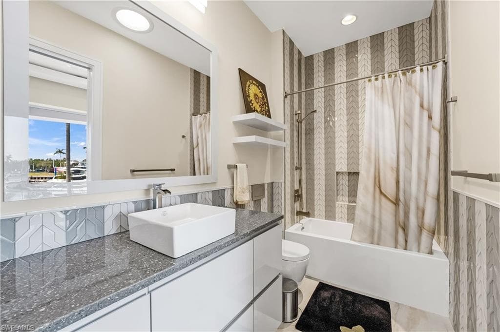 103 Montrose DR-42