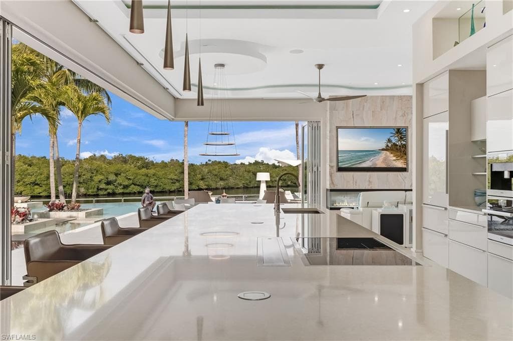 103 Montrose DR-4