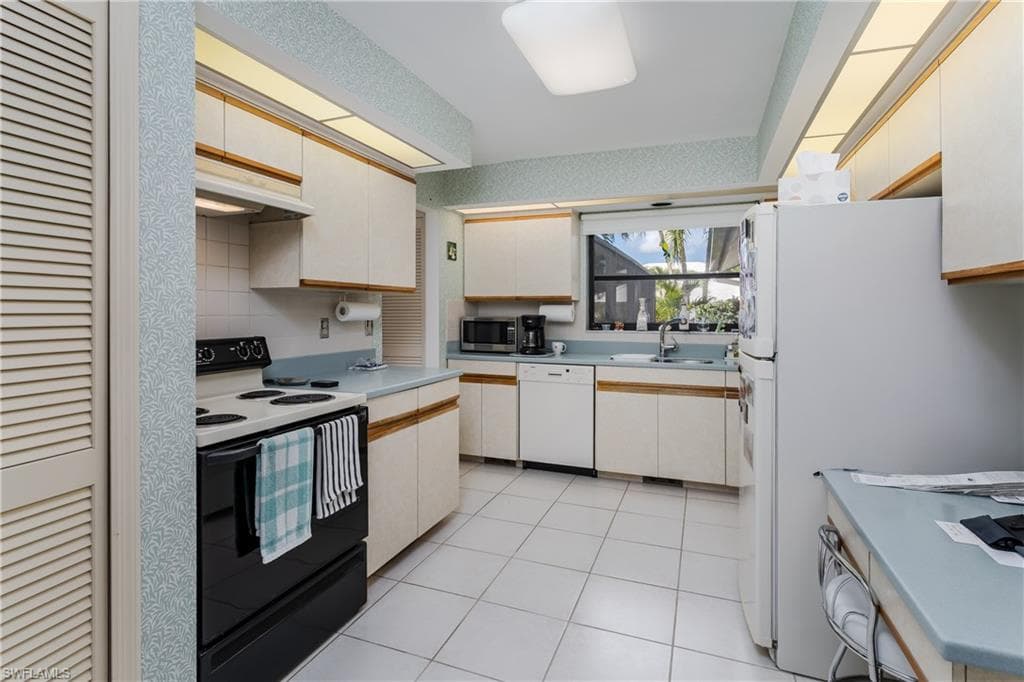 600 Parkview LN-8