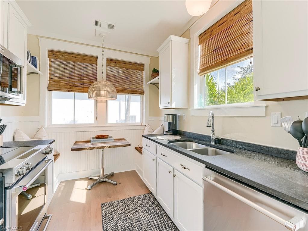 1550 Centre ST-6