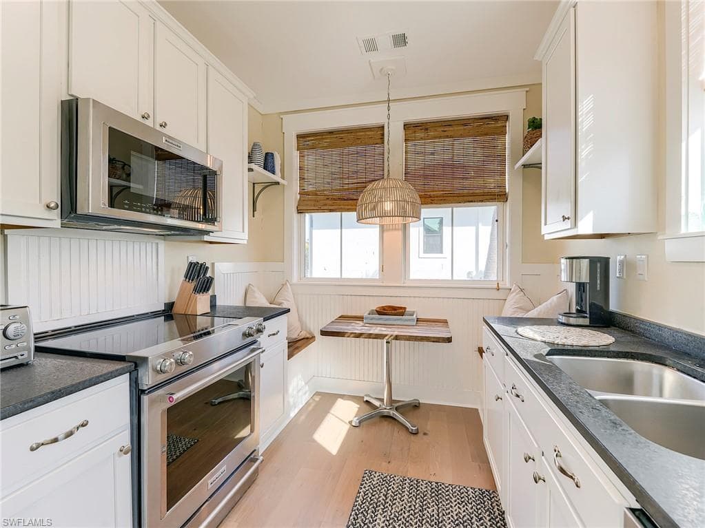 1550 Centre ST-5