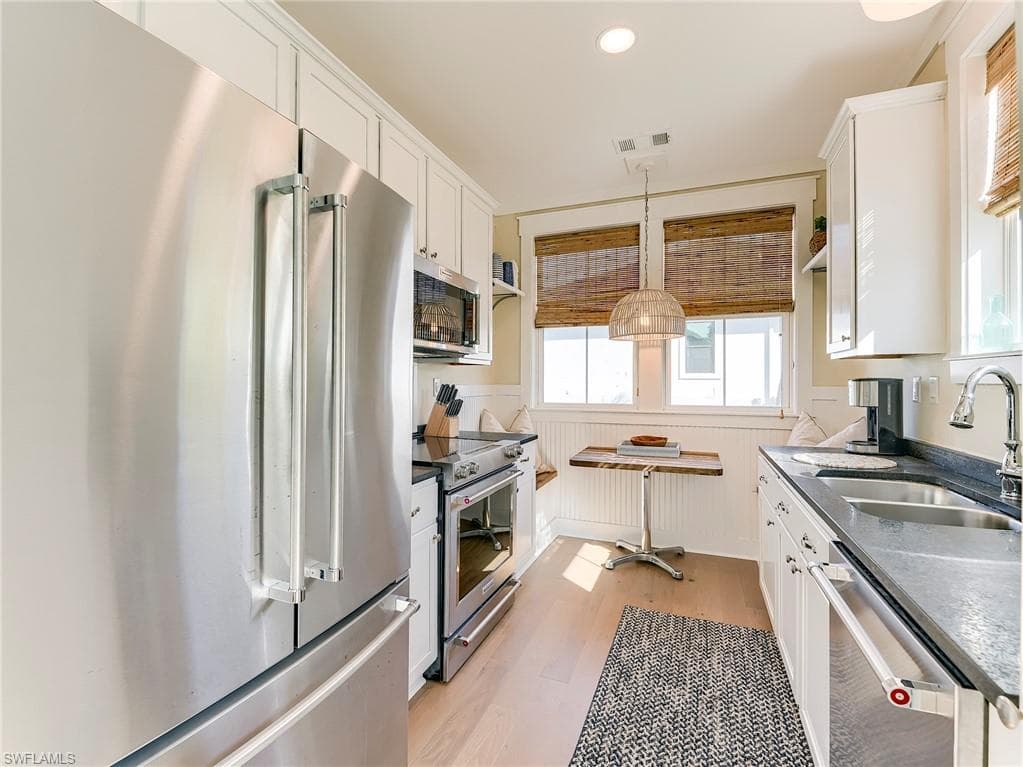 1550 Centre ST-4