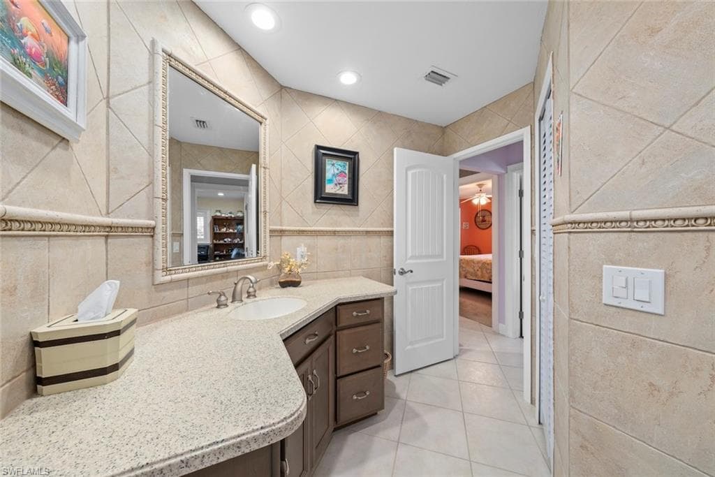 1056 S Yachtsman DR-16