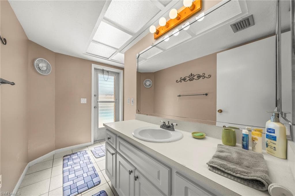 2172 Lochmoor CIR-18