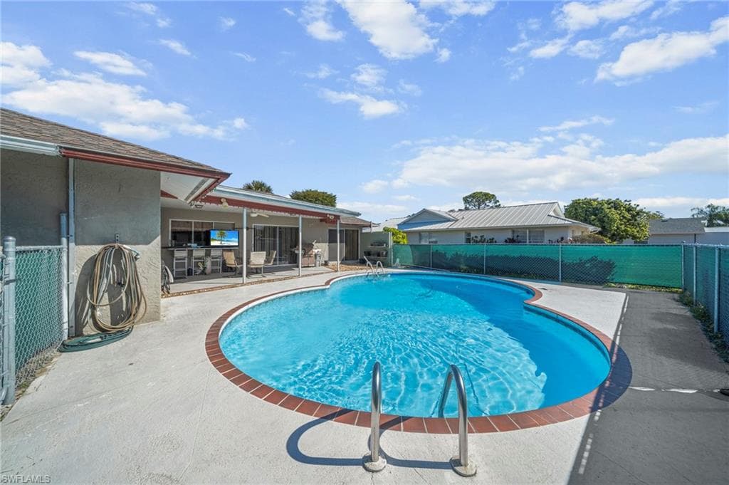 2172 Lochmoor CIR-21