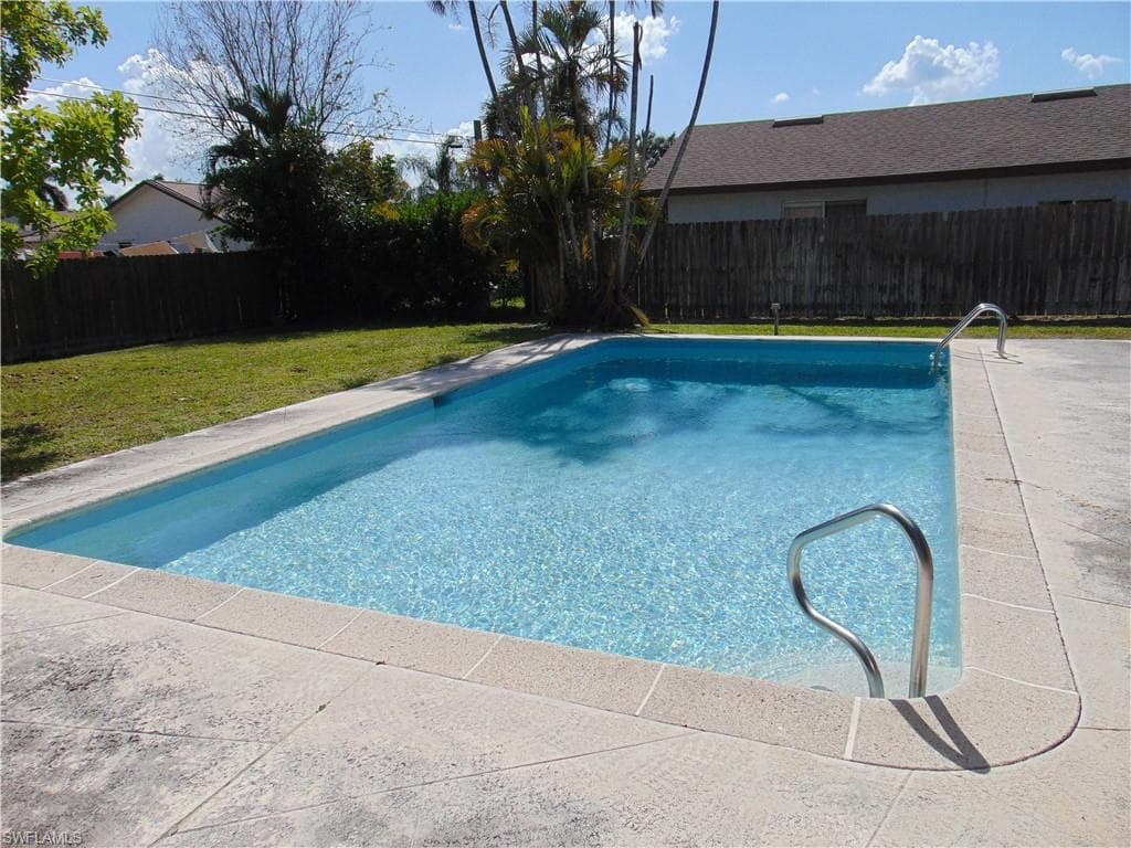 82 Johnnycake DR-28