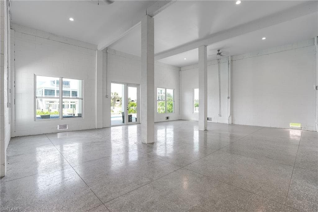 661 Estero BLVD-38