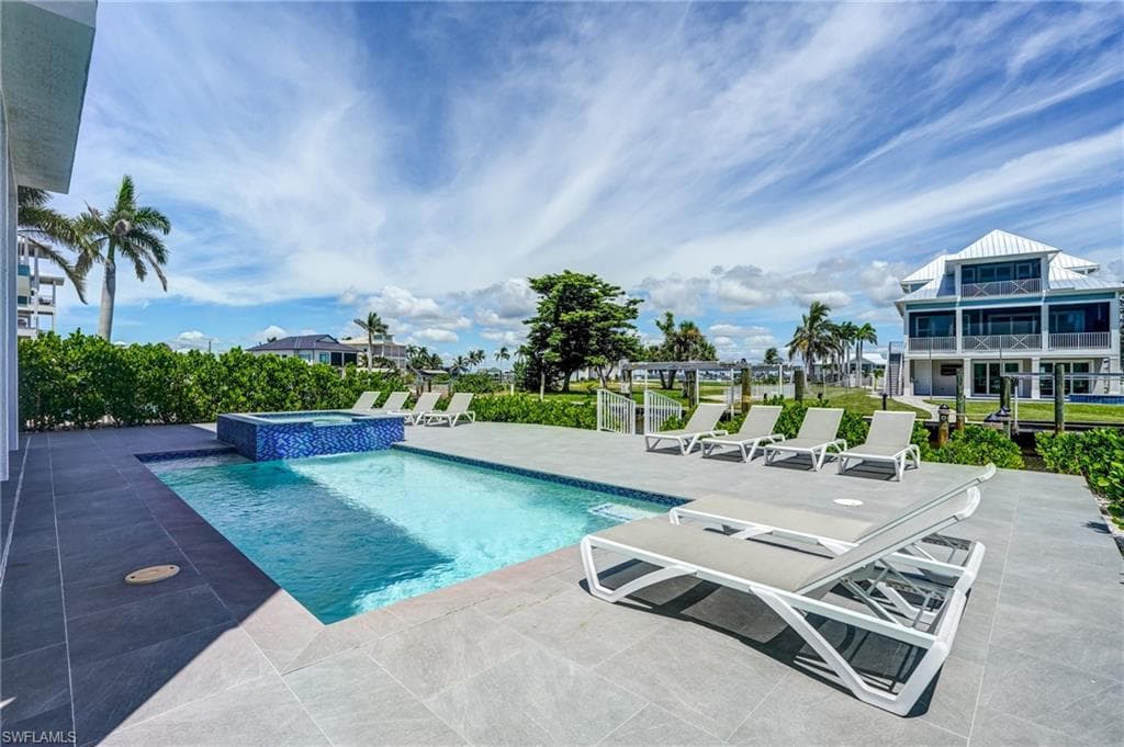 661 Estero BLVD-41