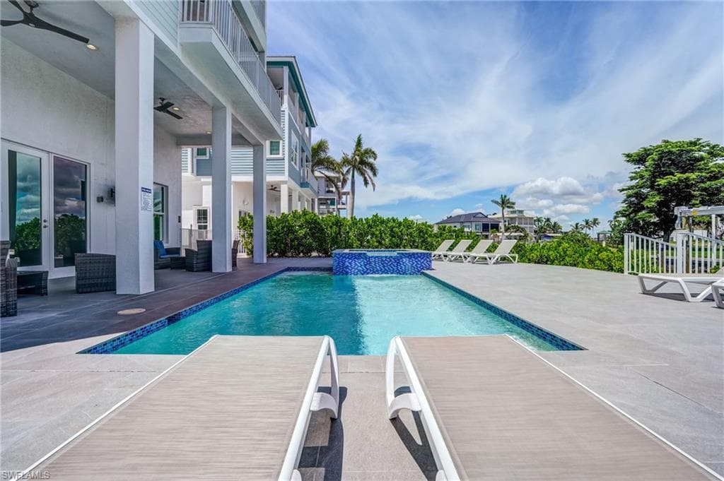 661 Estero BLVD-40