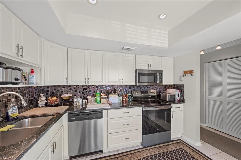 84 Glades BLVD 2-2