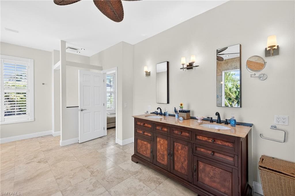 2878 Valencia WAY-19