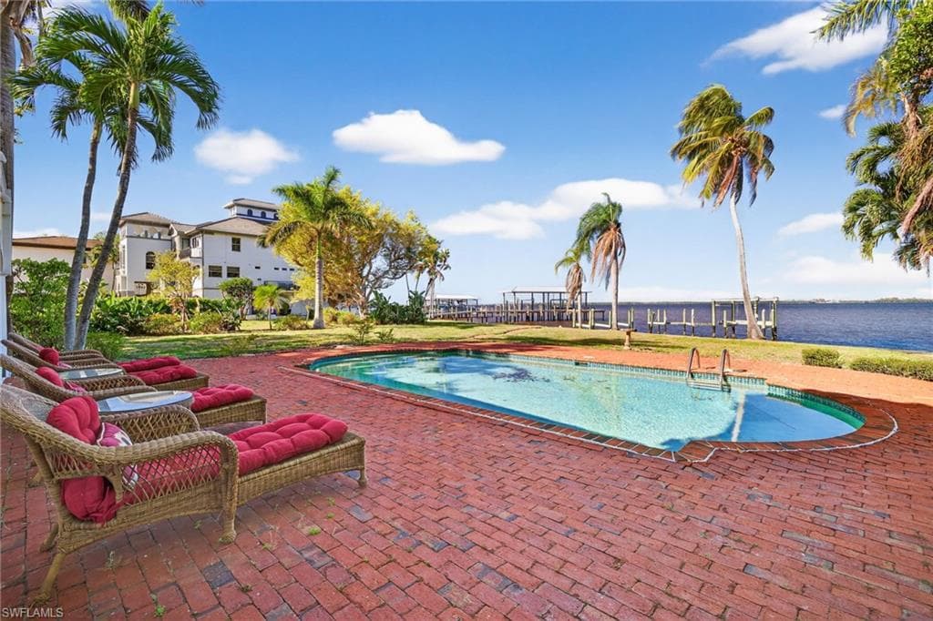 2878 Valencia WAY-39