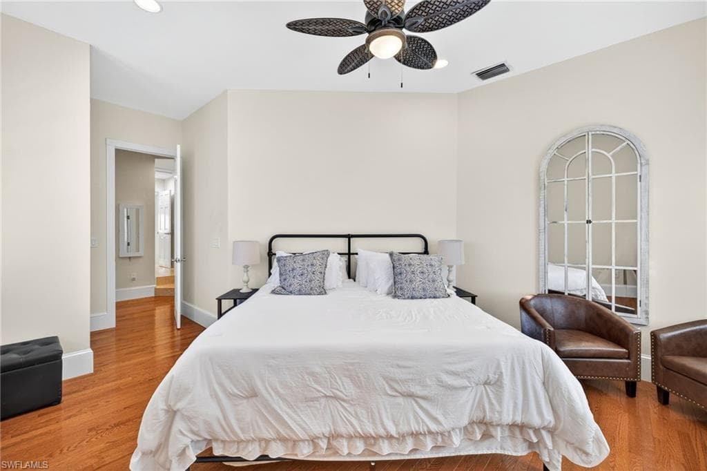 2878 Valencia WAY-25