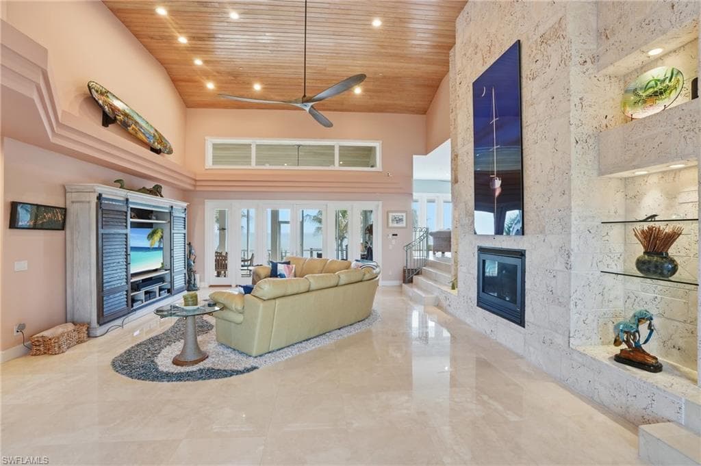 211 Kingfisher DR-11