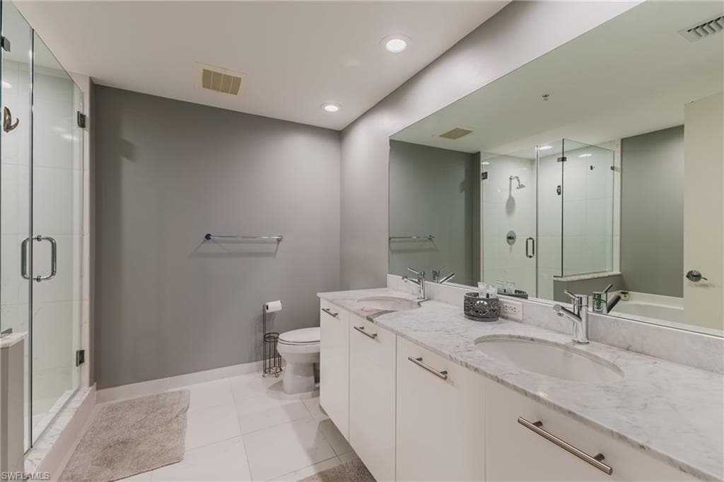 3000 Oasis Grand BLVD 2405-17