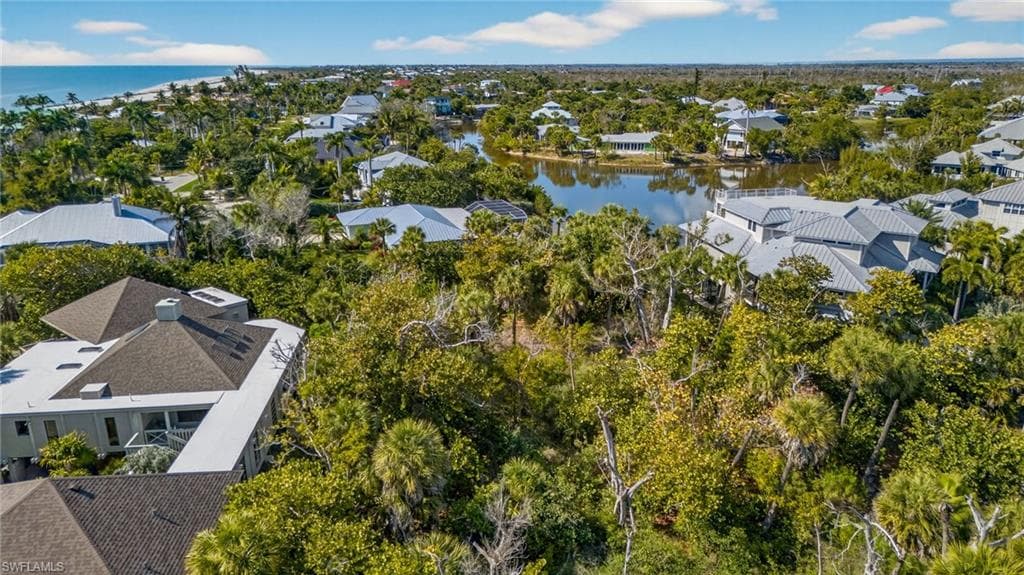 933 Strangler Fig LN-7