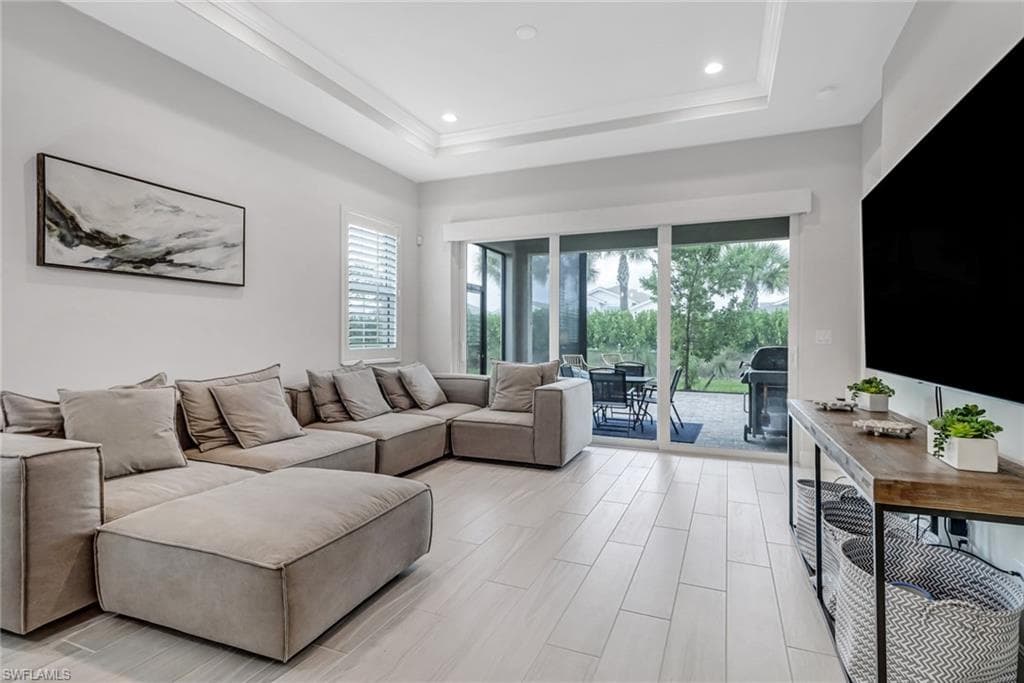 9032 Saint Lucia DR-6