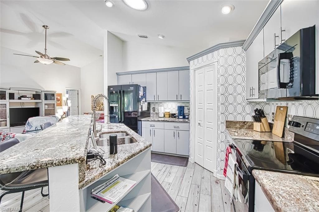 9917 Las Casas DR-16