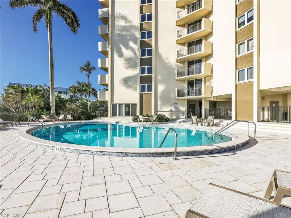2150 Gulf Shore BLVD N 407-25