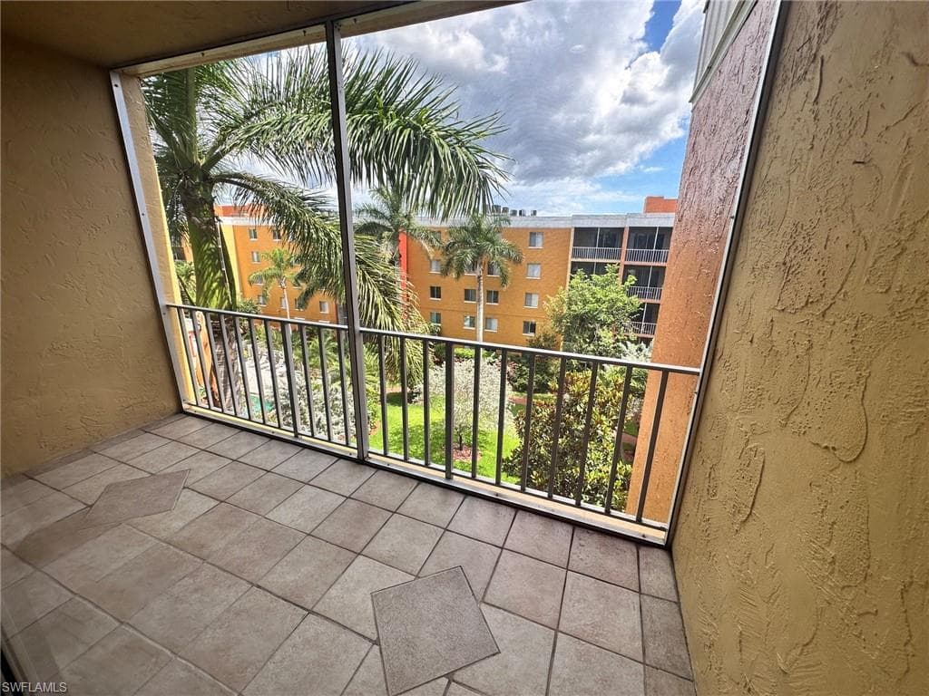 2366 Mall DR 514-25