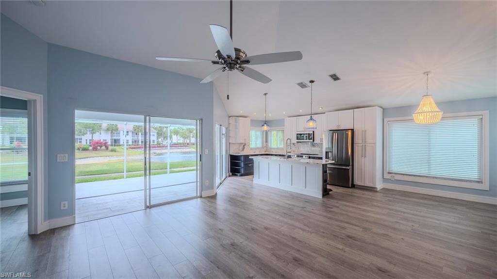 20978 Country Barn DR-21