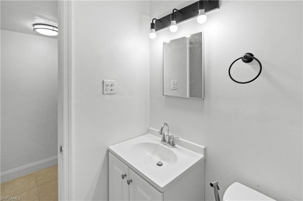 48 Victoria DR-24