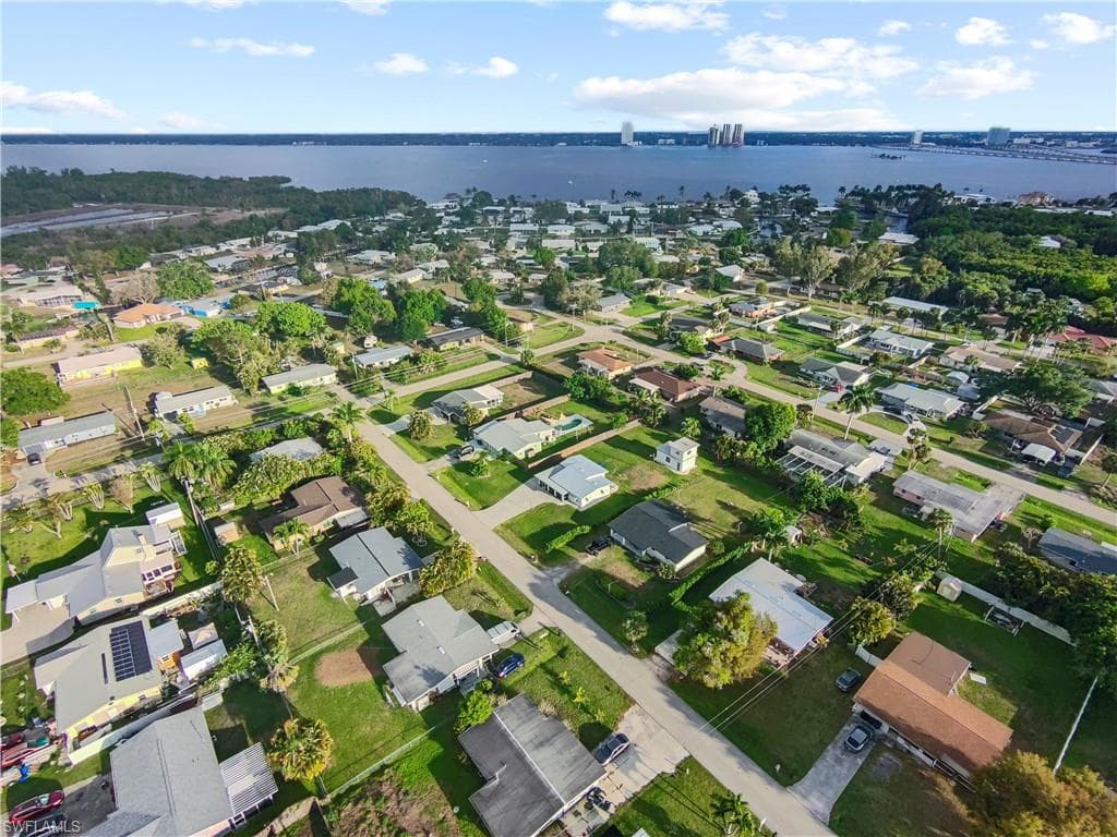 48 Victoria DR-50