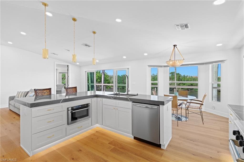 1836 Harbor LN-10