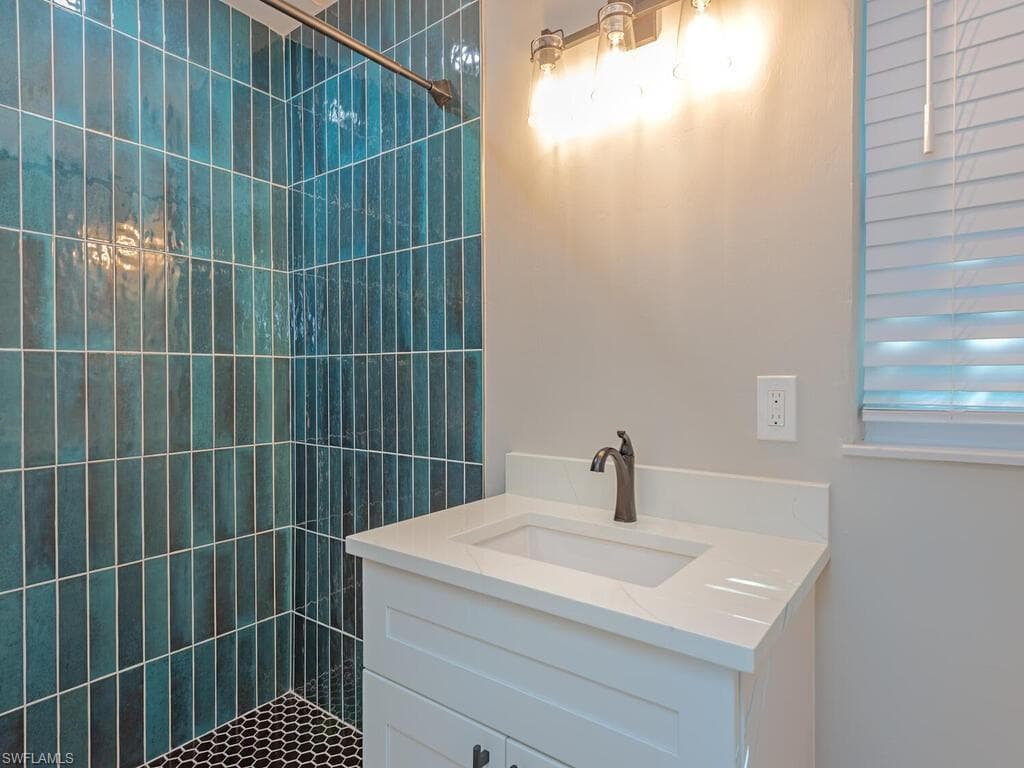 2772 Bayview DR-7