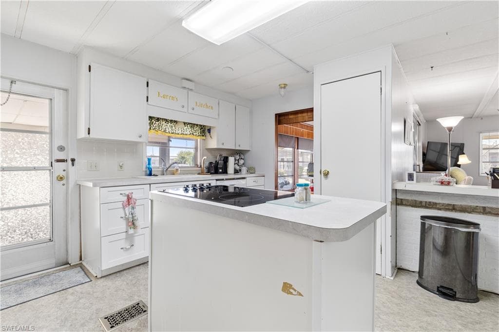 3373 Rainbow LN-13