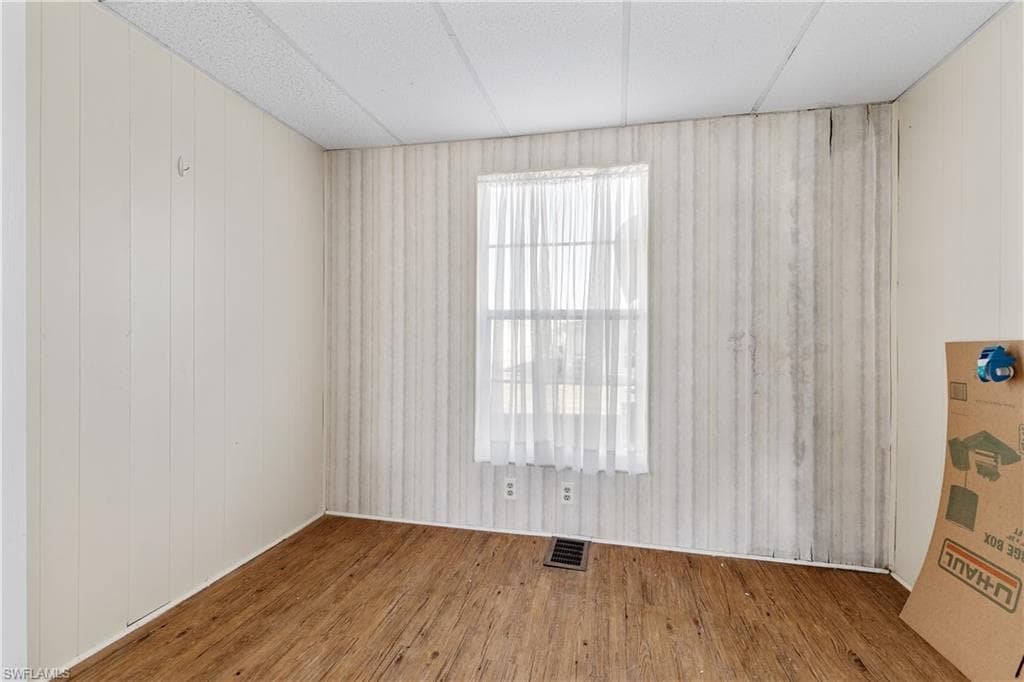 3373 Rainbow LN-18