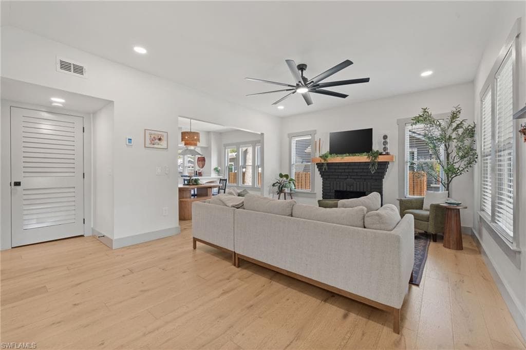 2647 Michigan AVE-10