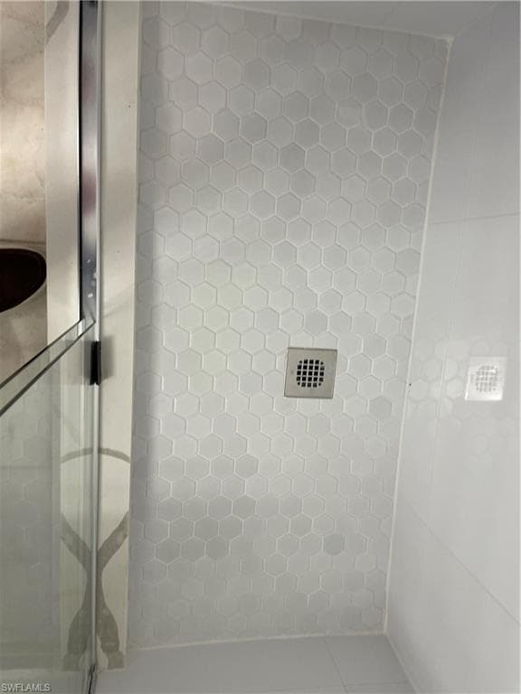 4906 Victoria DR 313-23