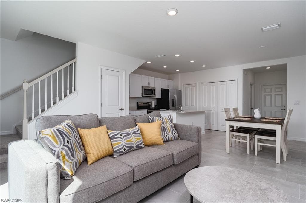 14267 Oviedo PL-10