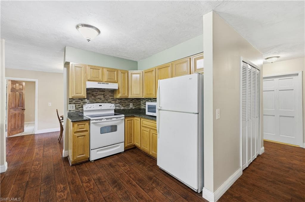5681 Bur Oaks LN-17